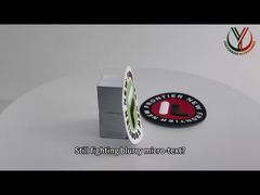 Melihat Lebih Dekat: Label Pakaian Perpindahan Panas Logo Putih Timbul TPU Kustom