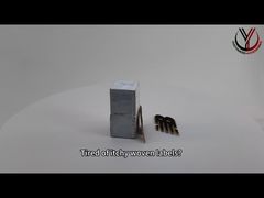 Melihat Lebih Dekat: Logo Silikon CK 3D Bulat Pada Pakaian Monokrom Mengkilap Terangkat