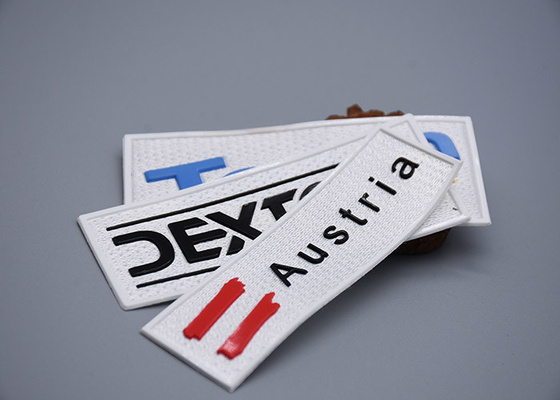 Kain Tenun Dicetak Matte Silicone Logo Patch Putih Untuk Pakaian