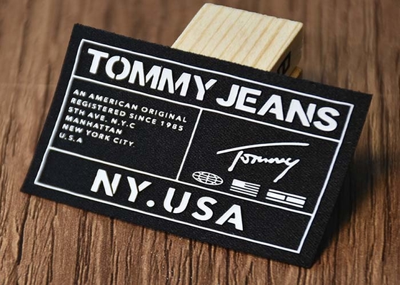Mencetak Logo Silikon Kustom Label Kain Tenun Untuk Pakaian