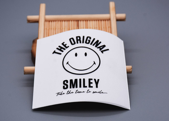 White Twill Custom Woven Label Dicetak Logo Silikon Untuk Pakaian